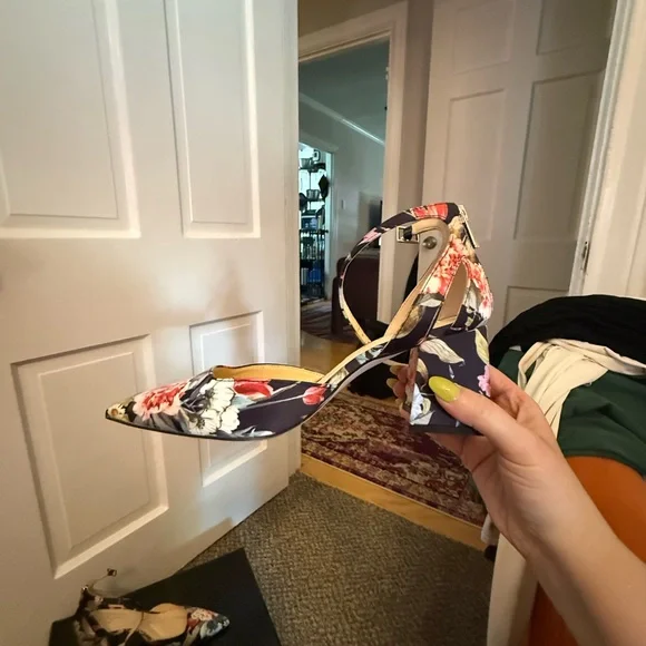 Jessica Simpson Black and Red Heels Elegant Design - Picture 2 of 3